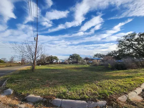 1908 Moore St, Llano, TX 78643