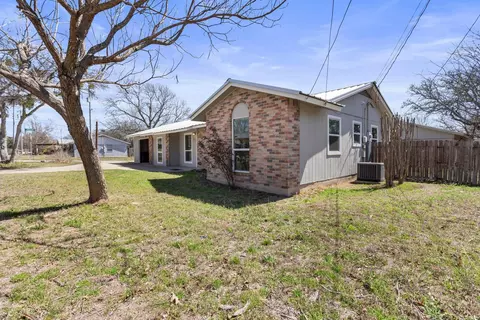 711 E Johnson St, Burnet, TX 78611 photo 2