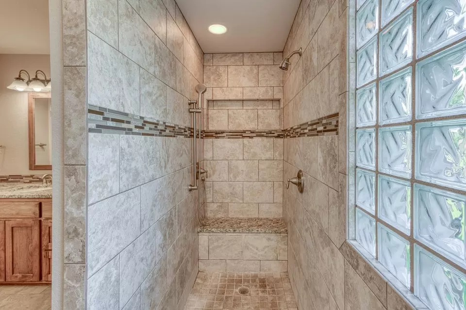 Bath - 250 Meadowlakes Dr, Meadowlakes, TX 78654 photo 4 of 4