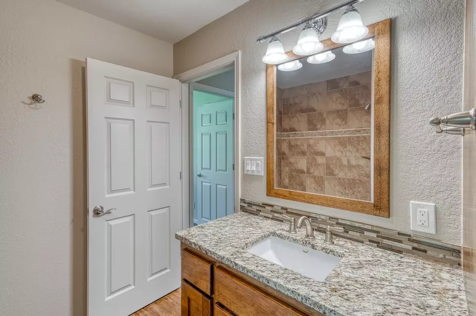 Bath - 250 Meadowlakes Dr, Meadowlakes, TX 78654 photo 2 of 4