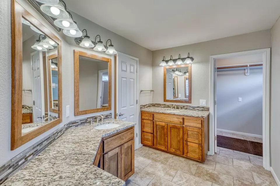 Bath - 250 Meadowlakes Dr, Meadowlakes, TX 78654 photo 3 of 4