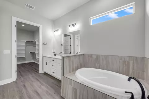 Bath - 112 Rosebud Ranch Rd, Bertram, TX 78605 photo 2 of 4