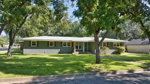 604 W 15th St, Brady, TX 76825