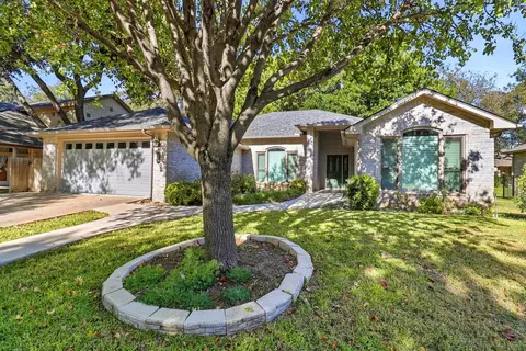 324 Meadowlakes Dr, Meadowlakes, TX 78654