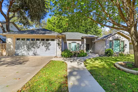 324 Meadowlakes Dr, Meadowlakes, TX 78654