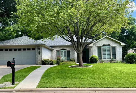 324 Meadowlakes Dr, Meadowlakes, TX 78654
