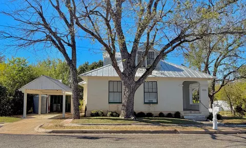 801 Hickory St, Llano, TX 78643