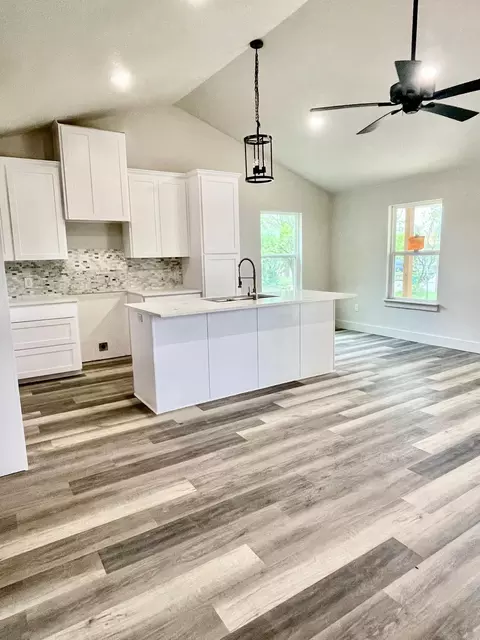 806 E Brown St, Llano, TX 78643 photo 4