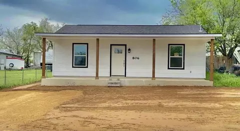 806 E Brown St, Llano, TX 78643