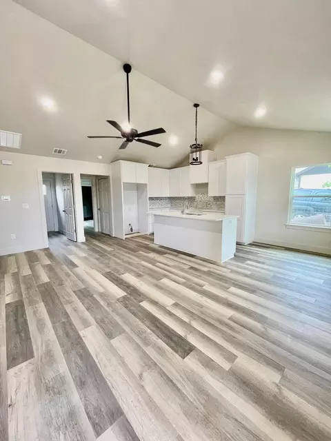 806 E Brown St, Llano, TX 78643 photo 2