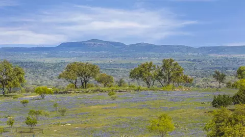 3531 Rr 3347 Rd, Round Mountain, TX 78663