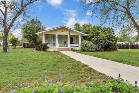 909 Flag St, Llano, TX 78643