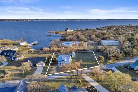 520 E Island Dr, Bluffton, TX 78607