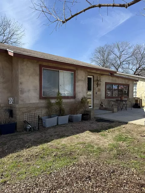 706 N Vendeveer, Burnet, TX 78611