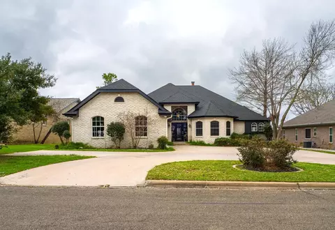 415 St Andrews St, Meadowlakes, TX 78654