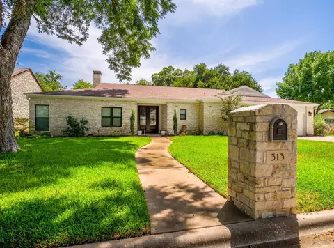 313 Meadowlakes Dr, Meadowlakes, TX 78654