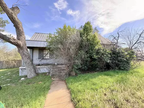 408 W Main St, Llano, TX 78643