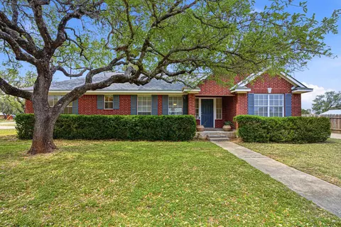 203 Crestview Dr, Johnson City, TX 78636