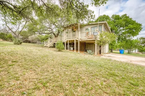 204 W Lakeshore Dr, Llano, TX 78643