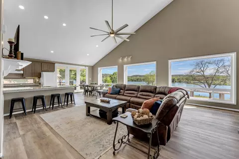319 Meadowlakes Dr, Meadowlakes, TX 78654