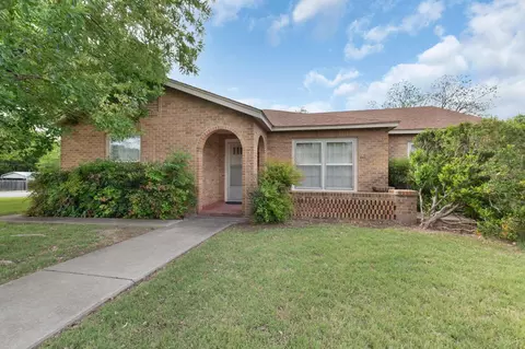 802 W 1st St, Lampasas, TX 76550
