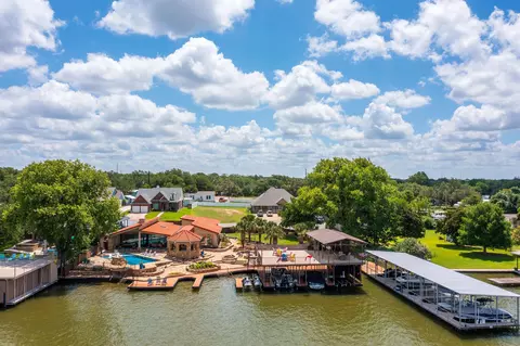 136 Hidden Oaks Dr, Kingsland, TX 78639