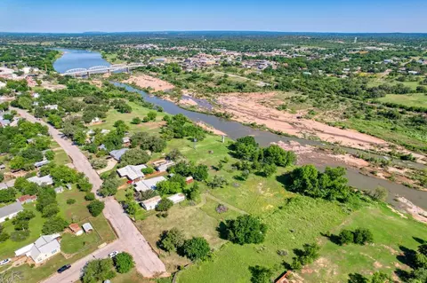 609 E Main St, Llano, TX 78643 photo 4