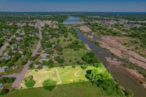 609 E Main St, Llano, TX 78643