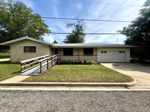 102 E Wallace St, Llano, TX 78643