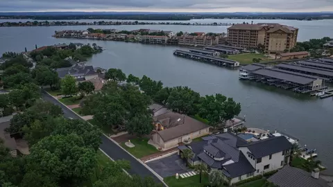 909 Red Sails Dr, Horseshoe Bay, TX 78657