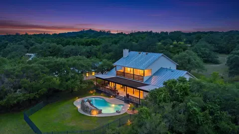 271 Summit Dr, Round Mountain, TX 78663