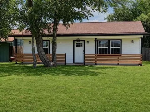 6811 River Oaks Dr, Kingsland, TX 78639