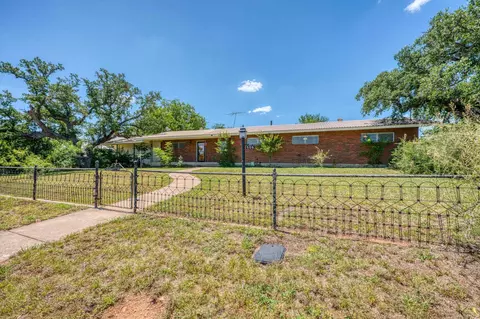 506 E Wallace St, Llano, TX 78643