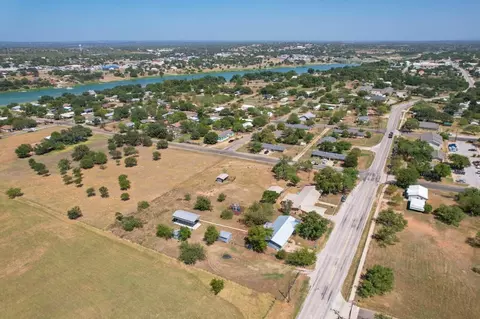 1207 W Haynie St, Llano, TX 78643