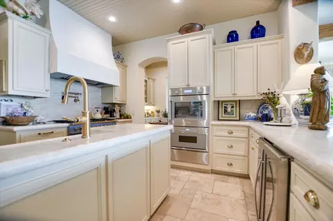 Kitchen - 519 Lighthouse Dr, Horseshoe Bay, TX 78657 photo 2 of 3