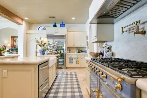 Kitchen - 519 Lighthouse Dr, Horseshoe Bay, TX 78657 photo 3 of 3