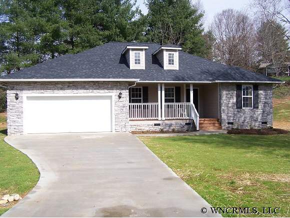 102 Camelot Dr, Clyde, NC 28721 photo 1