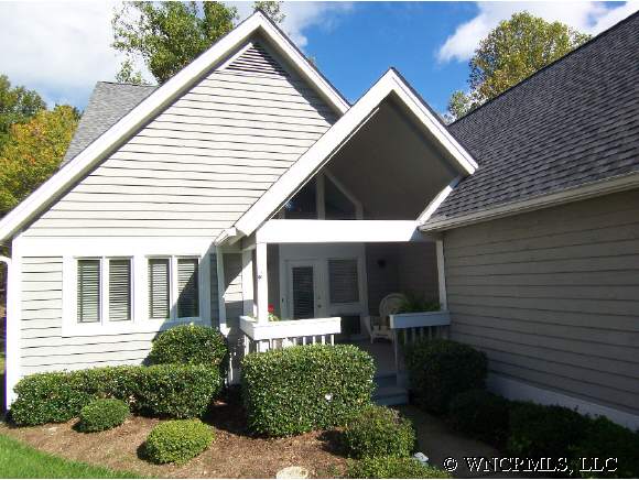 136 Overlook Dr, Flat Rock, NC 28731 photo 1