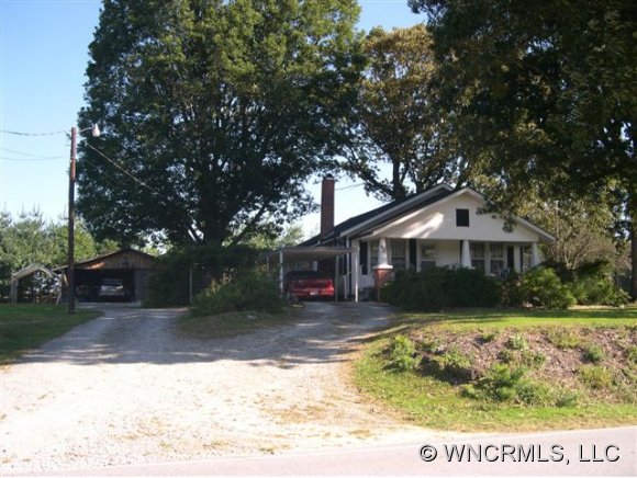 633 New Hope Rd, Flat Rock, NC 28731 photo 1