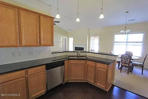 473 Landsdowne Cir, Hampstead, NC 28443 photo 4