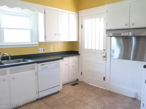 314 E Johnson St, Clinton, NC 28328 photo 3
