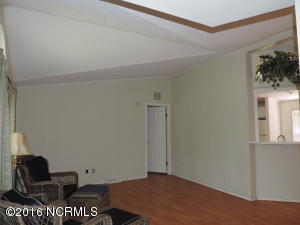 209 Harveys Ln, Hampstead, NC 28443 photo 4
