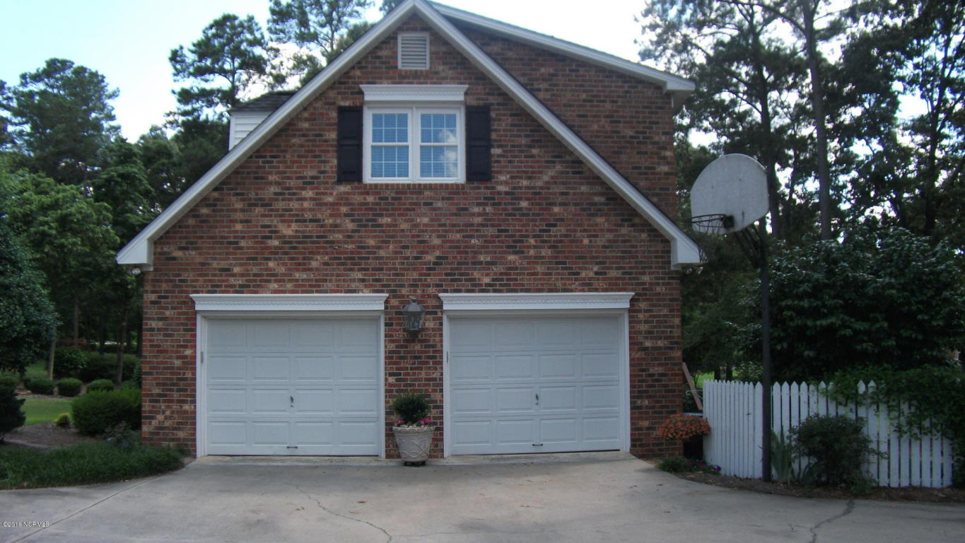 203 E Arrowhead Dr, Clinton, NC 28328 photo 3