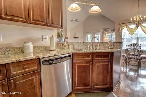 190 Castle Bay Dr, Hampstead, NC 28443 photo 9