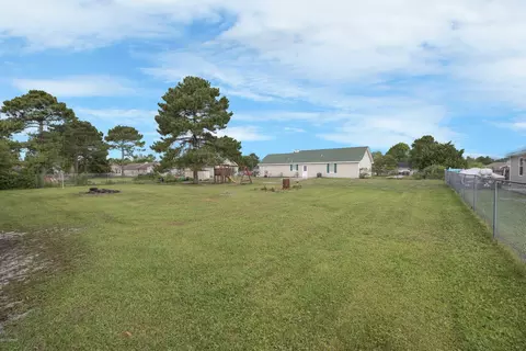 410 E Volant St, Hubert, NC 28539 photo 4