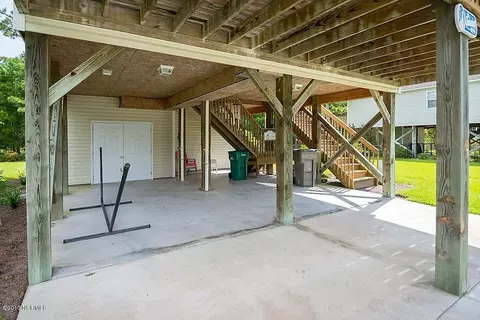 819 Driftwood Dr, Surf City, NC 28445 photo 4