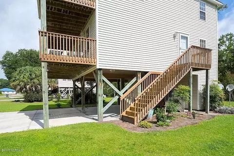 819 Driftwood Dr, Surf City, NC 28445 photo 5