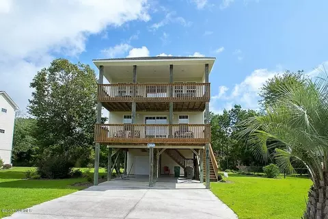 819 Driftwood Dr, Surf City, NC 28445 photo 3