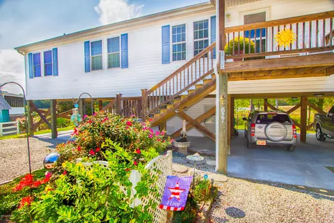 627 Bishop Ct, Hampstead, NC 28443 photo 2