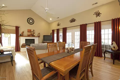 102 Pine Needle Dr, Hampstead, NC 28443 photo 3
